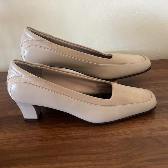 Naturalizer Women's Tan Heels - Picture 4 of 6